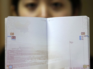 Một phụ nữ Trung Quốc với chiếc hộ chiếu in hình đường "lưỡi bò" phi pháp