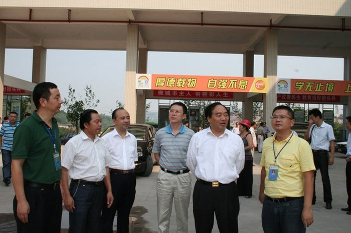 Lôi Chính Phú đi thăm cơ sở khi còn là Bí thư khu ủy Bắc Bối, Trùng Khánh