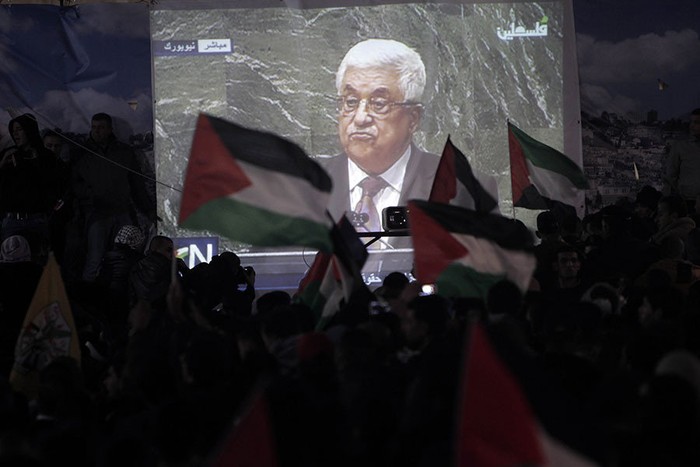 Dân Palestine tập trung tại những địa điểm công cộng nơi truyền hình trực tiếp bài phát biểu của Tổng thống Palestine và hoạt động bỏ phiếu của Đại hội đồng Liên Hợp Quốc