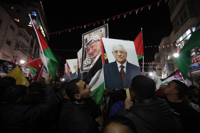 Chân dung cố Tổng thống Arafat và đương kim Tổng thống Mamoud Abbas cùng quốc cờ Palestine tung bay khắp nơi