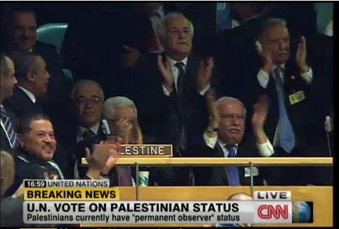 Đoàn đại biểu Palestine vỗ tay ăn mừng khi Nghị quyết được thông qua