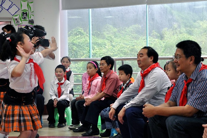 Lôi Chính Phú thăm một trường học khi còn đương chức Bí thư khu ủy Bắc Bối