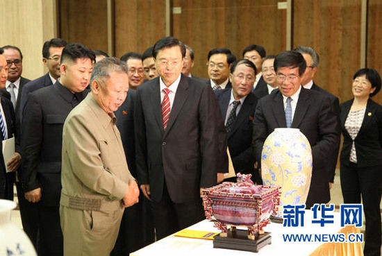 Trước đây, nhiều lần lãnh đạo Trung Quốc đã tặng quà ông Kim Jong-il, nhà lãnh đạo quá cố. Phó thủ tướng Trung Quốc, Trương Đức Giang tặng quà ông Kim Jong-il trong chuyến công du Bình Nhưỡng năm 2011