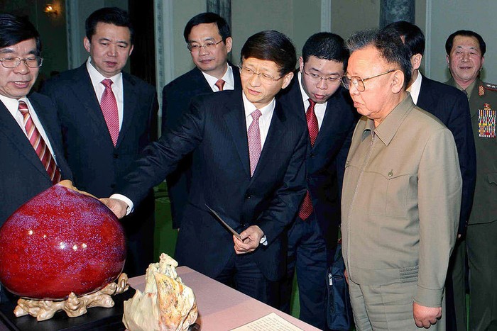Bộ trưởng Công an Trung Quốc Mạnh Kiến Trụ tặng quà sinh nhật ông Kim Jong-il trong chuyến công du Bình Nhưỡng năm 2011