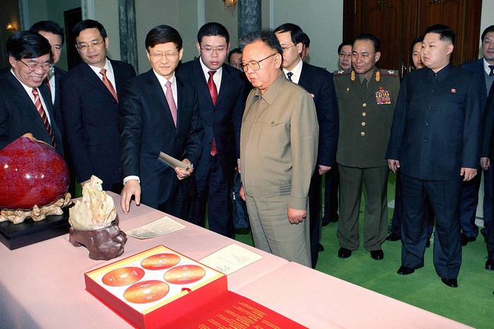 Ông Mạnh Kiến Trụ giới thiệu với lãnh đạo Bắc Hàn về ý nghĩa của từng món quà sinh nhật