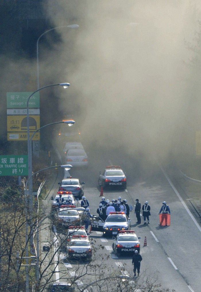 Vụ sập hầm, cháy xe tạo ra cột khói cao 2 km, đừng từ Tokyo cũng có thể nhìn thấy