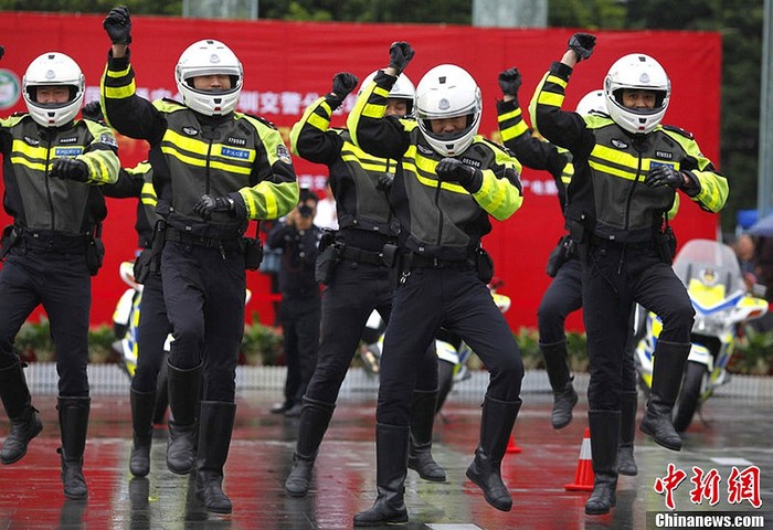 Điệu nhảy từ Hàn Quốc đã khiến ngay cả những cảnh sát giao thông Thâm Quyến cũng phải quay cuồng