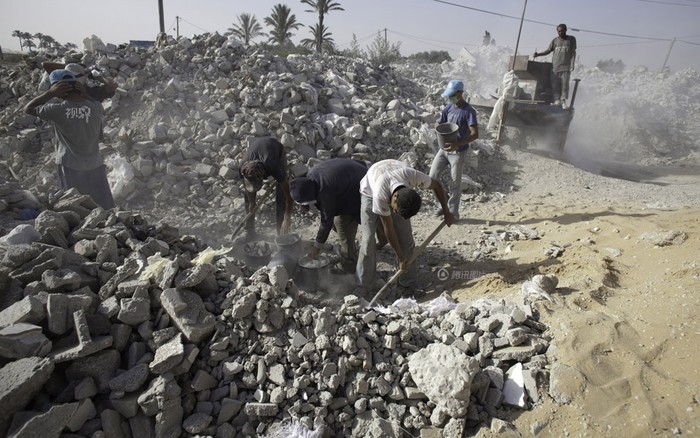 Israel cấm xây dựng bất cứ công trình nào trên Dải Gaza cho người Palestine bằng bê tông cốt thép hoặc vật liệu kiên cố với lý do có thể là chỗ ẩn nấp cho Hamas