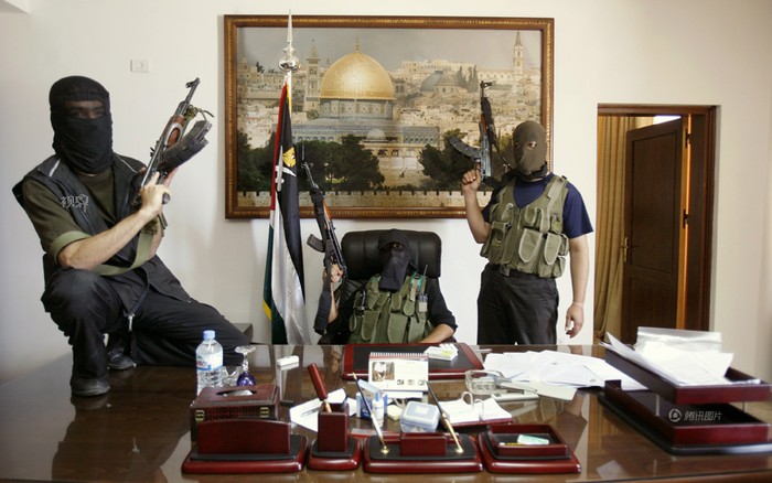 Tháng 6/2007, những phần tử Hồi giáo cực đoan có vũ trang Hamas đã chiếm quyền kiểm soát Dải Gaza, chuỗi ngày đen tối của người dân nơi đây bắt đầu