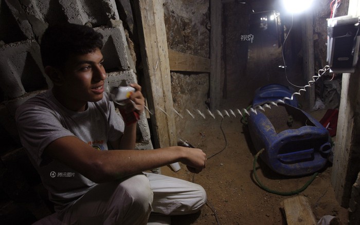 Một thanh niên Palestine gác đường hầm