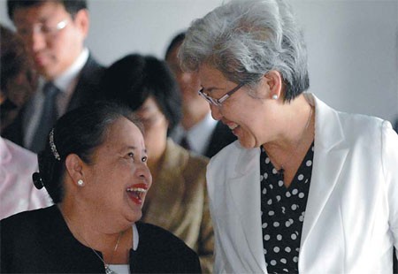 Tân Đại sứ Philippines Erlinda Basilio (phải) và Thứ trưởng Ngoại giao Trung Quốc Phó Doanh