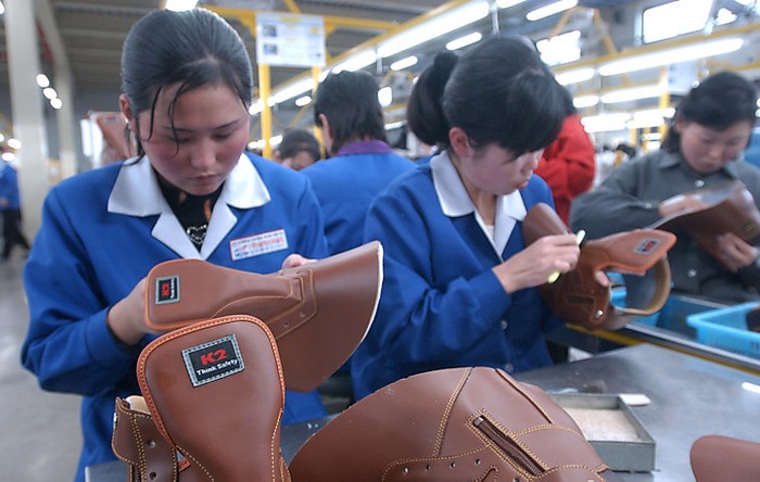 Công nhân Bắc Triều Tiên trong một nhà máy giày da Hàn Quốc tại khu công nghiệp Kaesong