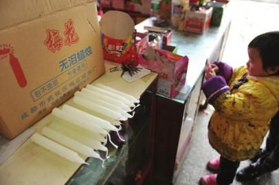 Những cửa hàng bán nến ở Tứ Xuyên được dịp ăn nên làm ra nhờ tin đồn