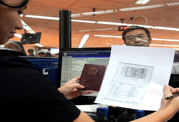 Nhân viên cục Di trú Philippines từ chối đóng dấu lên tất cả các loại hộ chiếu Trung Quốc