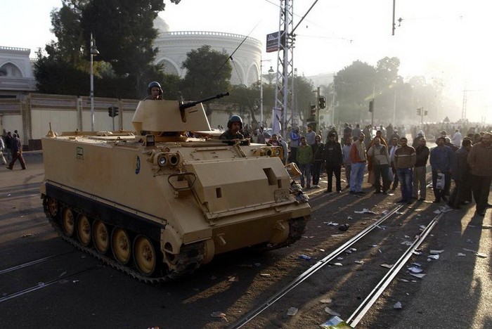 Quân đội phải kéo xe bọc thép tới án ngữ trước cổng Phủ Tổng thống tại Cairo