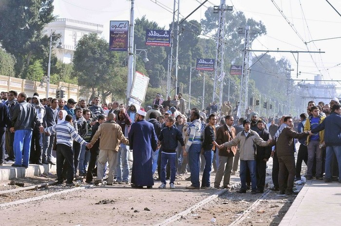 Những người dân Ai Cập biểu tình, nhóm phản đối và nhóm ủng hộ ông Mursi đã xung đột dữ dội