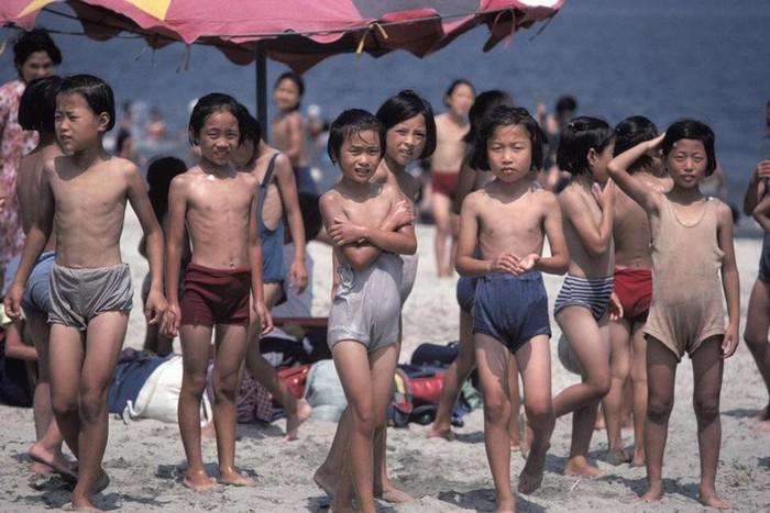 Trẻ em Bắc Triều Tiên ngoài bãi biển những năm 80
