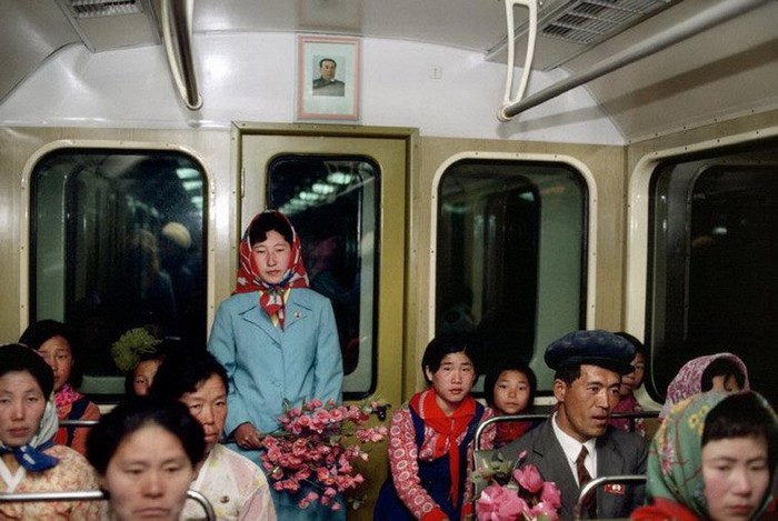 Ảnh lãnh tụ Kim Nhật Thành trên 1 chuyến tàu điện