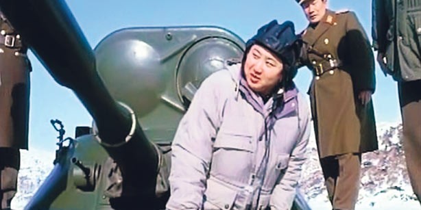 Kim Jong-un thử lái xe tăng