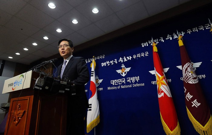 Bộ Quốc phòng Hàn Quốc tổ chức họp báo thông báo về vụ phóng tên lửa của Bình Nhưỡng. Cũng trong sáng nay, Tổng thống Hàn Quốc Lee Myung-bak đã triệu tập họp khẩn cấp nội các.