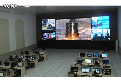 Phòng điều hành với màn hình lớn theo dõi quá trình phóng vệ tinh của Bắc Triều Tiên