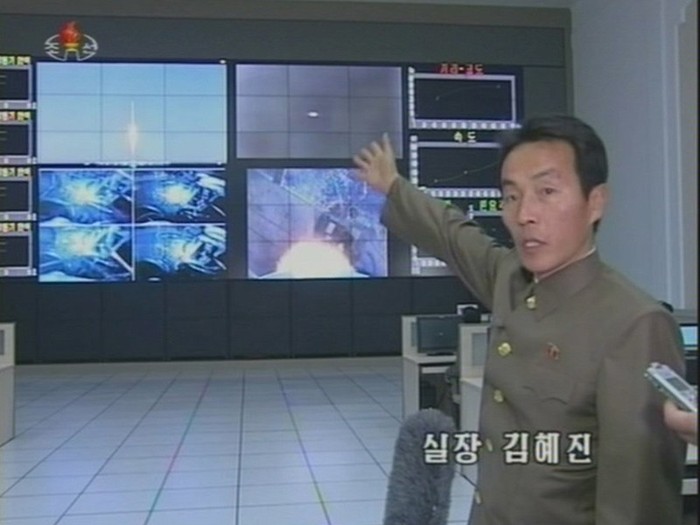 Một viên sĩ quan giới thiệu với phóng viên KCNA về vụ phóng tên lửa