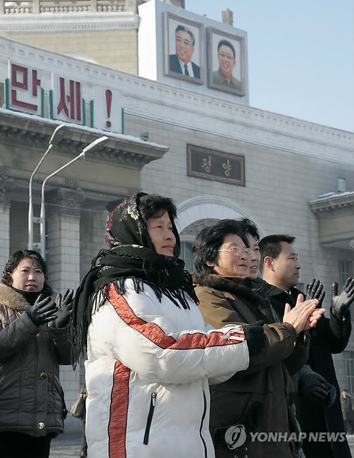 Một số người dân Bình Nhưỡng vỗ tay mừng tên lửa Unha-3 phóng thành công