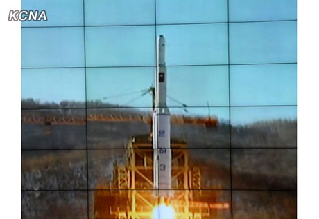 Việc phóng thành công tên lửa Unha-3 khiến Mỹ, Nhật, Hàn lo ngại. Bắc Kinh bề ngoài cũng tỏ ra "lấy làm tiếc" nhưng cho rằng "sự đã rồi", trách cứ Bình Nhưỡng cũng vô ích