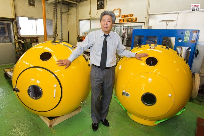 Một công ty của Nhật cũng vừa cho ra mắt quả cầu Noah để bán cho những người tin rằng sắp đến ngày tận thế. Nó được chế tạo từ khung thép và kính cường lực có thể giúp 4 người lớn thoát hiểm khi xảy ra đại hồng thủy, sóng thần, động đất hay các thảm họa thiên nhiên.