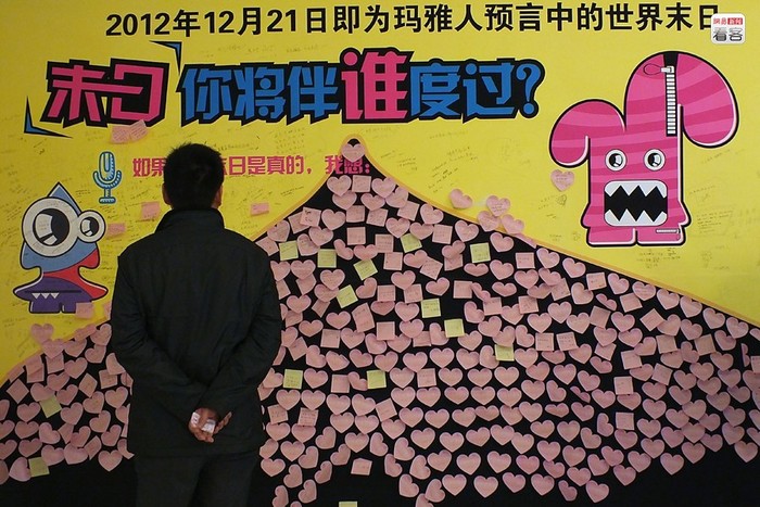Ngày 8/12 một người đàn ông ở Nghi Xương, Hồ Bắc, Trung Quốc đang đọc những mẩu giấy ghi lại cảm xúc trước ngày tận thế được trưng bày trong Rạp chiếu phim Nghi Xương. Rạp này đã mở dịch vụ cho người dân được để lại "di ngôn", cảm xúc của mình trước cái gọi là ngày tận thế.