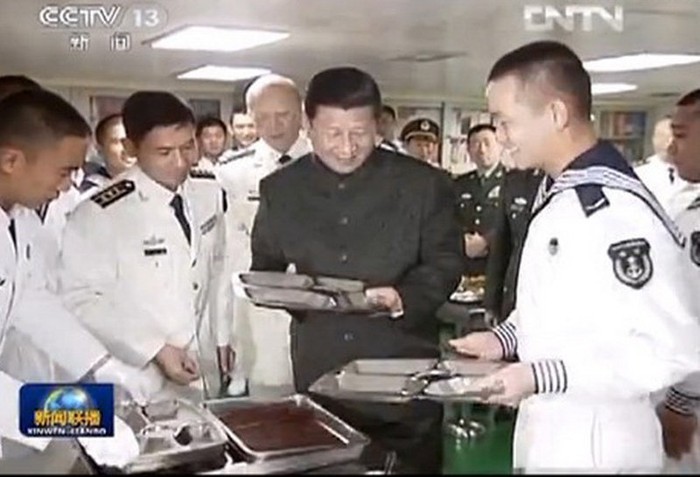 Cùng ăn cơm với sĩ quan, binh lính hạm đội Nam Hải để thể hiện phong cách gần gũi
