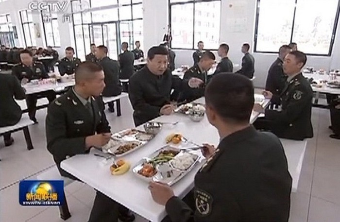 Ăn trưa cùng sĩ quan, binh lính đại quân khu Quảng Châu