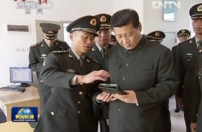 Một viên sĩ quan báo cáo tân Chủ tịch Quân ủy trung ương qua máy tính bảng
