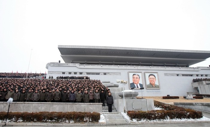 Hình ảnh hai nhà cố lãnh đạo Kim Nhật Thành (trái) và Kim Jong-il trên quảng trường