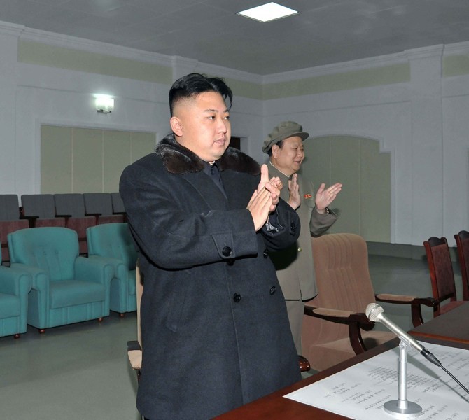 Ông Kim Jong-un trong phòng chỉ huy phóng vệ tinh cùng sĩ quan cận vệ vỗ tay khi tên lửa đẩy Unha-3 được phóng thành công