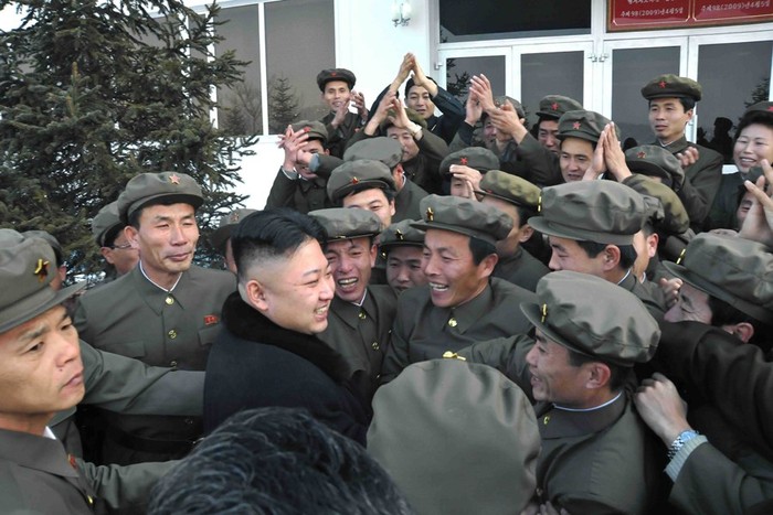 Kim Jong-un trong "vòng vây" của các sĩ quan, chuyên viên trung tâm póng tên lửa Tongchang-ri sau khi Unha-3 được phóng thành công