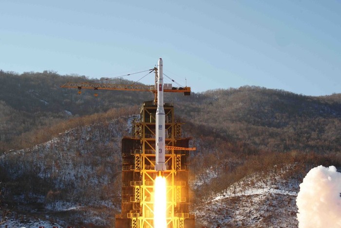 Tên lửa đẩy Unha-3 Bắc Triều Tiên rời bệ phóng