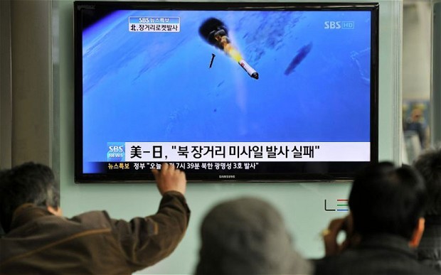 Dân Hàn Quốc theo dõi bản tin Bắc Triều Tiên phóng tên lửa qua đài SBS
