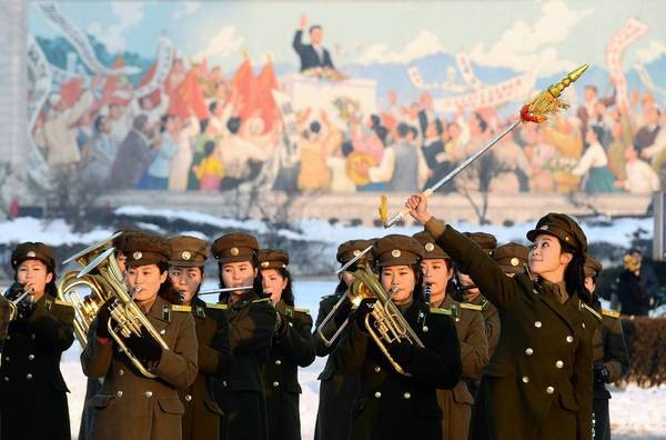 Đội nữ quân nhạc Bắc Hàn biểu diễn tại Khải hoàn môn Bình Nhưỡng chiều 12/12 chào mừng sự kiện phóng thành công tên lửa Unha-3