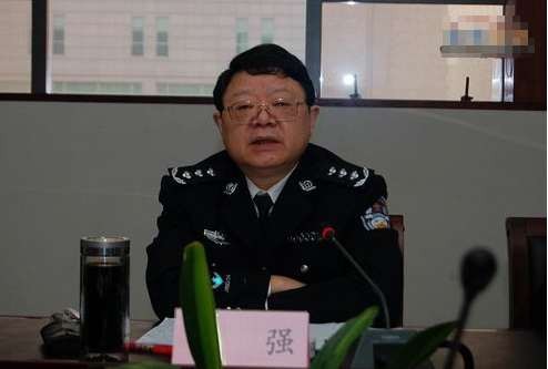Văn Cường, cựu Giám đốc sở Công an Trùng Khánh, trùm bảo kê xã hội đen bị xử tử hình năm 2008 trong chiến dịch "đả hắc" mà Bạc Hy Lai phát động, Vương Lập Quân chỉ huy
