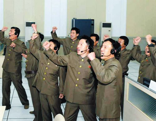 Các chuyên gia tên lửa Bắc Triều Tiên reo mừng khi Unha-3 được phóng thành công