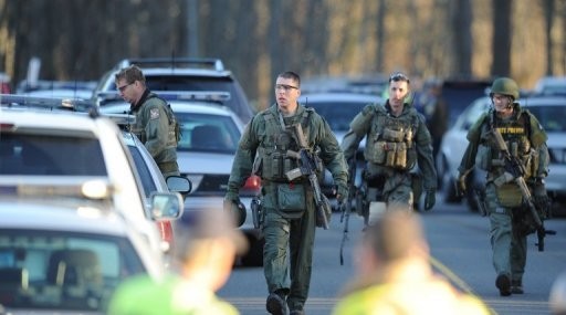Quân đội được điều động tới trường Sandy Hook ở Connecticut sau vụ xả súng (Nguồn: AFP)