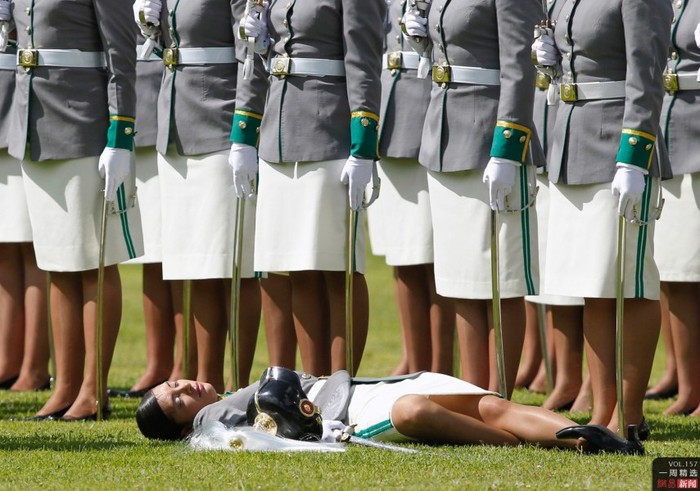 Ngày 7/12 một nữ sĩ quan Colombia bị ngất trong lễ thăng quân hàm