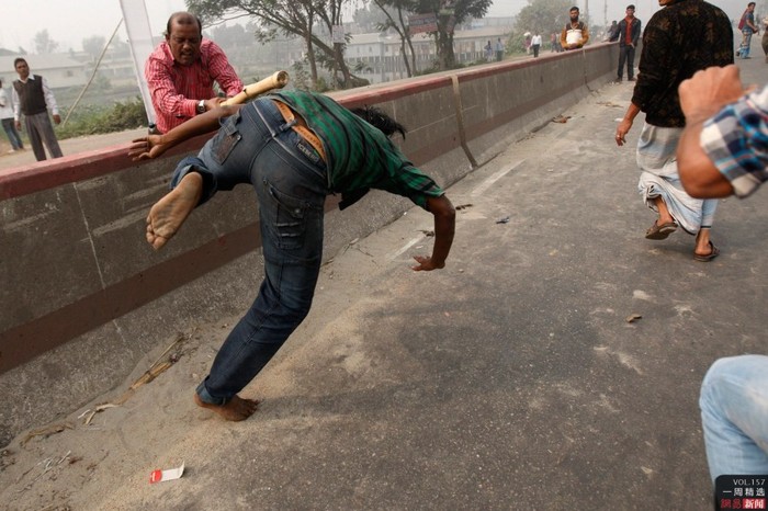 Một người biểu tình thuộc phe đối lập ở Dhaka, Bangladesh bị đánh hôm 9/12