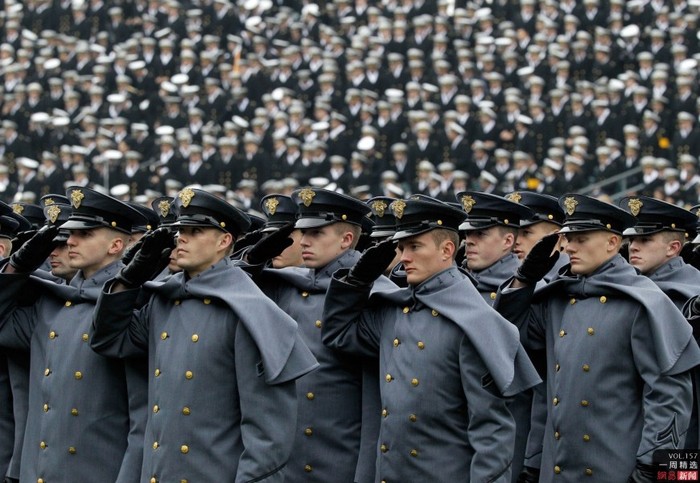 Học viên sĩ quan lục quân Mỹ chào cờ trong trận đấu bóng đá giao hữu một năm tổ chức một lần giữa 2 quân chủng lục quân và hải quân Hoa Kỳ hôm 8/12