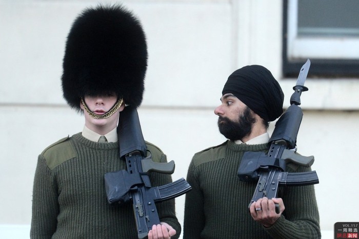 Jatinderpal Singh Bhullar (phải), 25 tuổi, tân binh lực lượng Cảnh vệ Hoàng gia Anh là người đầu tiên quấn khăn và không chịu đội mũ lông như truyền thống, ảnh chụp ngày 11/12