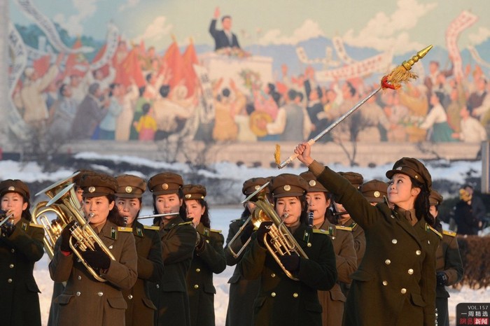 Chiều tối 12/12 tại quảng trường Khải hoàn môn Bình Nhưỡng, đội nữ quân nhạc Bắc Triều Tiên biểu diễn chào mừng sự kiện Bình Nhưỡng phóng thành công tên lửa Unha-3