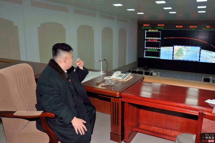 Kim Jong-un vừa hút thuốc vừa theo dõi vụ phóng tên lửa Unha-3 sáng 12/12 qua màn hình