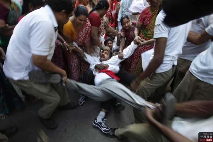 Cảnh sát Ấn Độ cố gắng bắt giữ một người biểu tình quá khích tại Hyderabad ngày 10/12