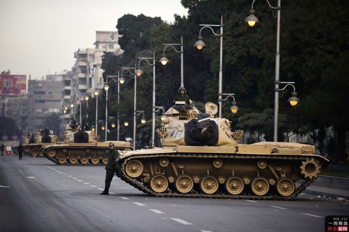 Ngày 13/12, quân đội Ai Cập điều động xe tăng tới bảo đảm an ninh cho Phủ Tổng thống